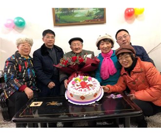 重慶一中為百歲老人慶祝生日